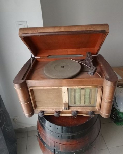 Vente Radio ancienne à lampe avec pic-up marque sonolor
