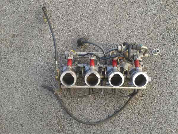 Rampe inj&eacute;ction suzuki 750 gsxr srad 2000