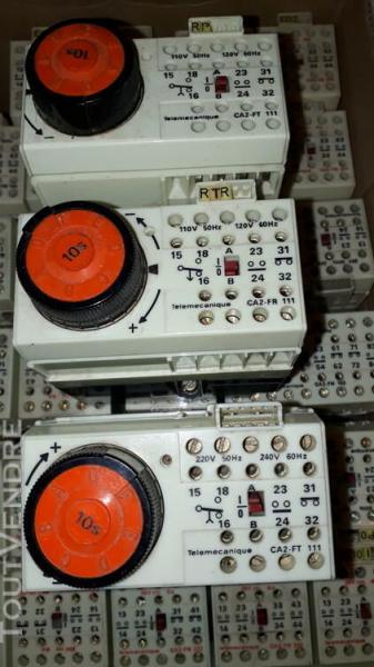 Relais temporis&eacute; telemecanique 0-10s ca2-fr 111