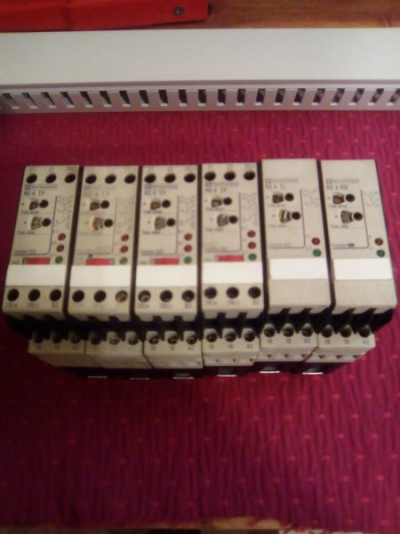 Relais temporises telemecanique re4...