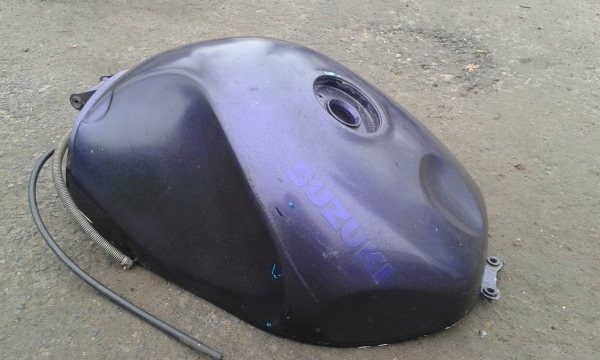 Annonce Réservoir suzuki 750 gsxr srad 2000