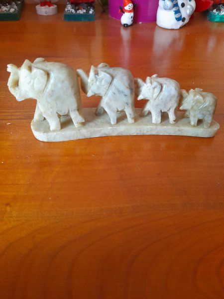 Ribambelles de 4 éléphants en pierre