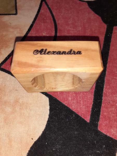 Rond de serviette en bois carr&eacute; grav&eacute; " alexandra"