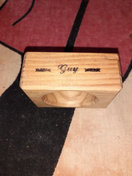 Rond de serviette en bois carr&eacute; grav&eacute; " guy"