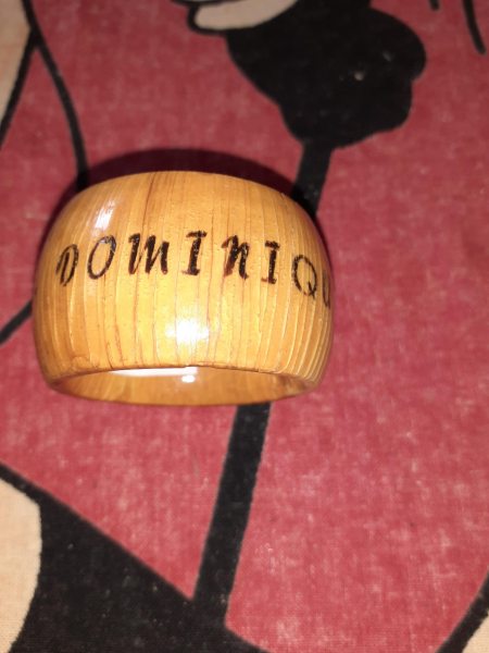 Rond de serviette en bois rond grav&eacute; " dominique "