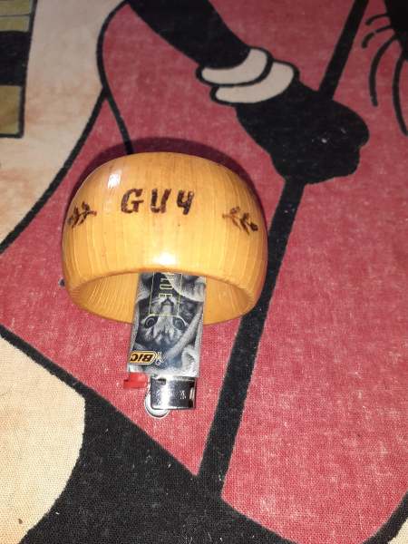 Rond de serviette en bois rond grav&eacute; " guy"