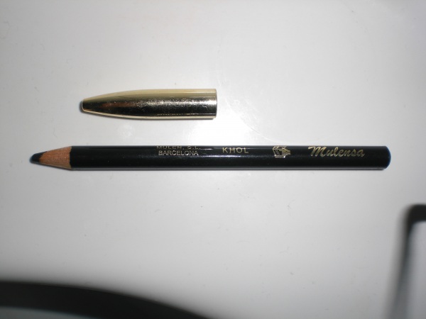 Annonce Rouge a levre - crayon sourcil - crayon khol neuf