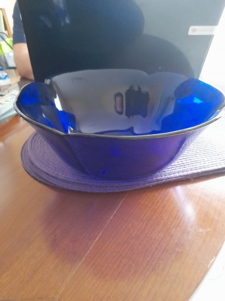 Saladier en verre bleu
