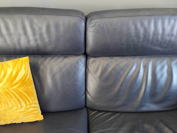 Annonce Salon en cuir bleu marine trois et deux places