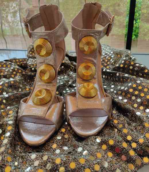 Sandales dorées glamour