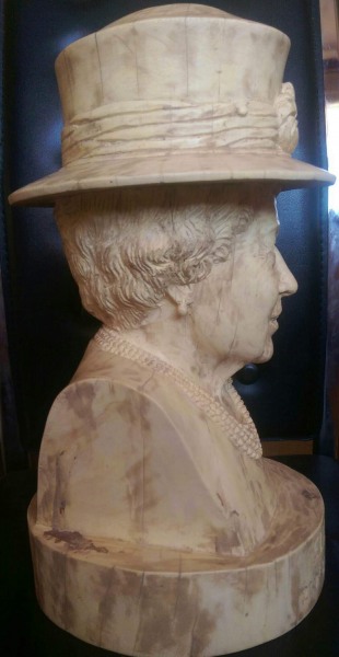 Sculpture reine Élisabeth 2