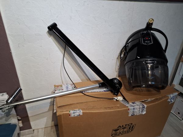 Sechoir  casque noir sur bras mural