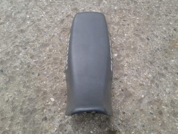 Selle grise suzuki 650 drs se 1994