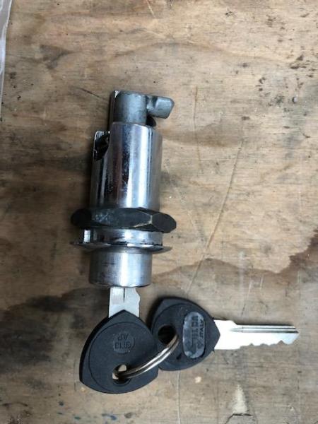 Serrure de capot arri&egrave;re pour lamborghini miura