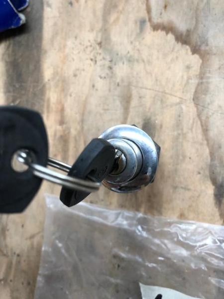 Serrure de capot arri&egrave;re pour lamborghini miura pas cher