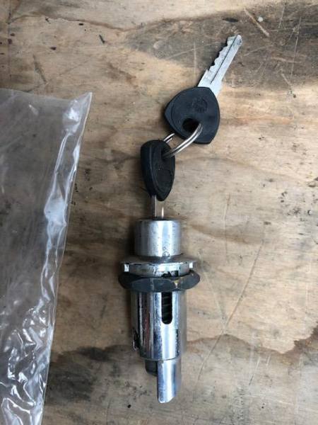 Annonce Serrure de capot arri&egrave;re pour lamborghini miura