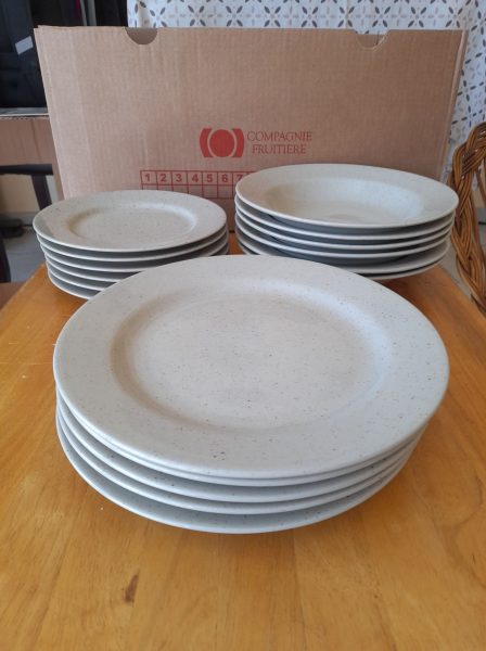 Service d'assiettes couleur cr&egrave;me / beige mouchet&eacute;