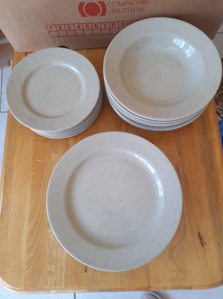 Vente Service d'assiettes couleur cr&egrave;me / beige mouchet&eacute;