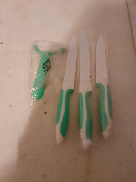 Set 3 couteaux et un éplucheur