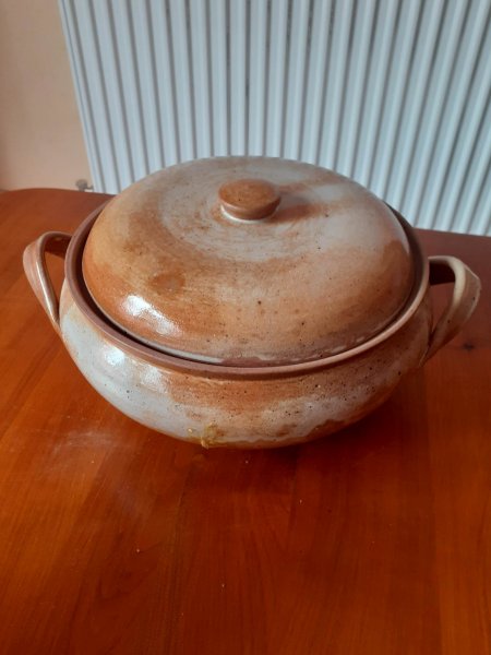 Soupi&egrave;re en gr&egrave;s ets maillet et fils