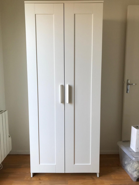 Super armoire 2 portes quasi neuve.