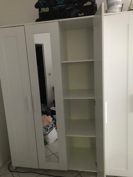 Vente Super armoire 3 portes quasi neuve.