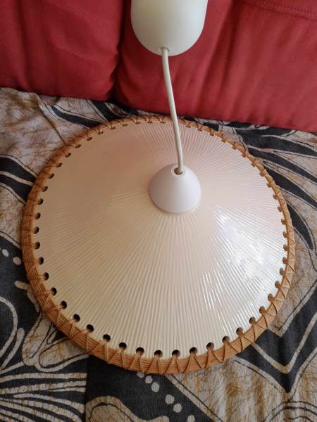 Annonce Suspension en porcelaine et rotin