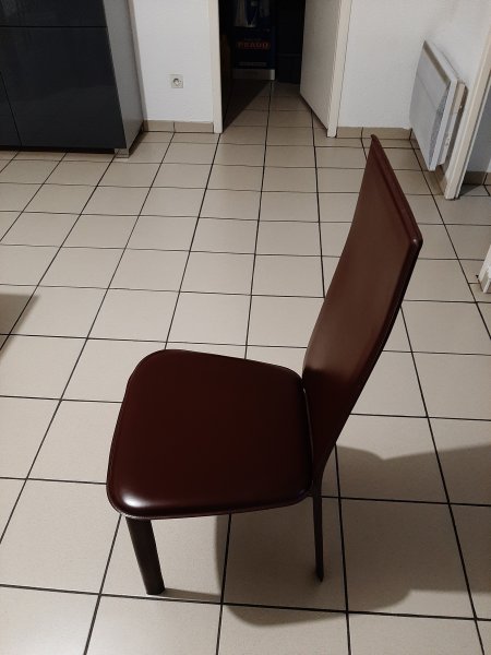 Table a manger avec 4 chaises en cuir