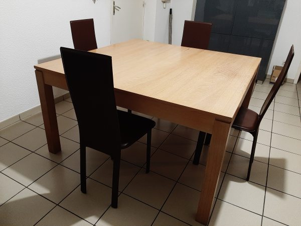 Annonce Table a manger avec 4 chaises en cuir