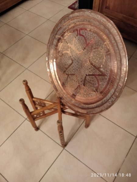 Table algérienne avec plateau en cuivre