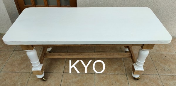 Table basse rectangulaire, bois blanc, roulettes