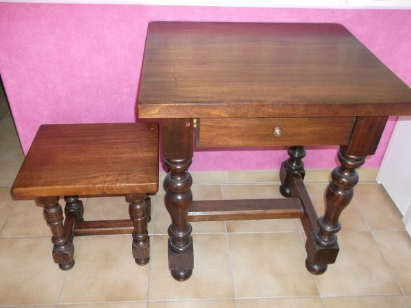 Table carr&eacute;e en bois massif pas cher