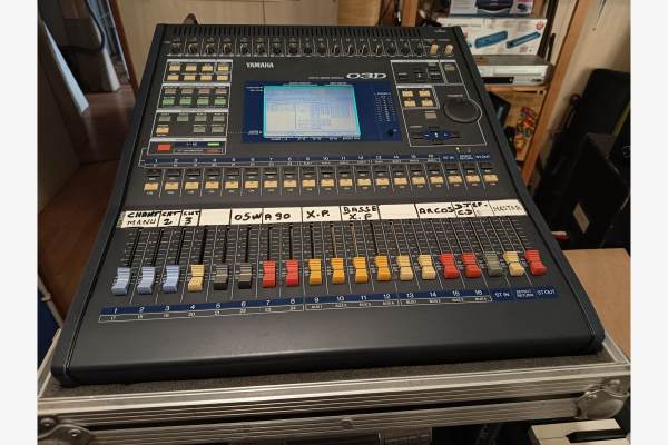 Table de mixage yamaha 03 d 16 voix.