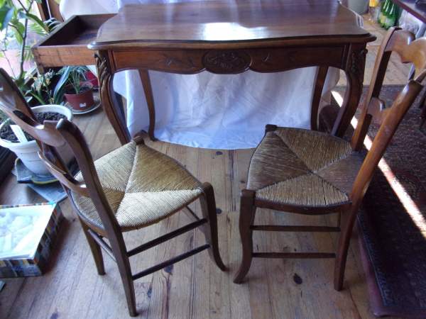 Table en noyer  et 2 chaises en merisier louis xv