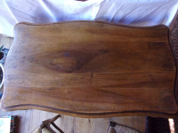 Annonce Table en noyer  et 2 chaises en merisier louis xv