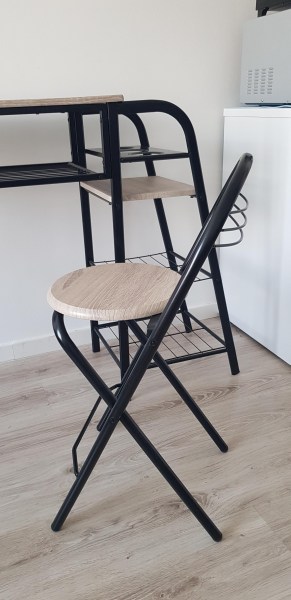 Annonce Table haute avec deux chaises (cuisine/bar)