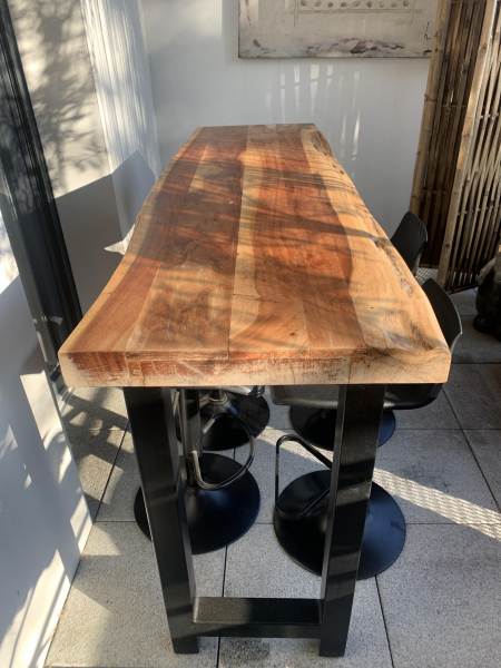 Table haute en bois exotique  4 tabourets