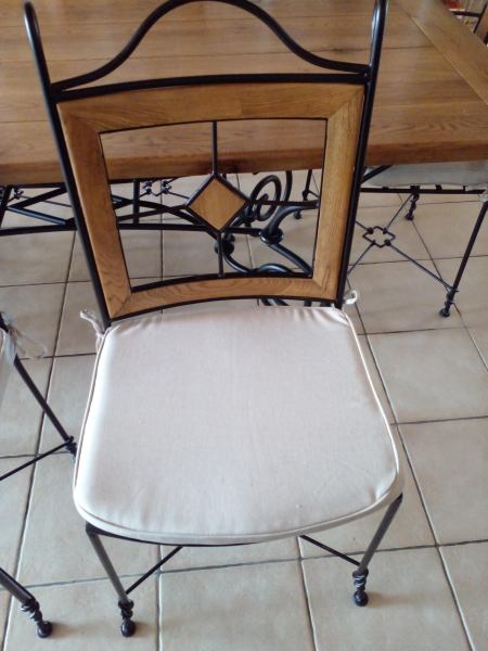Annonce Table rectangulaire et chaises
