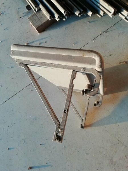 Annonce Tablettes coulissantes pour garde corps m&eacute;tallique