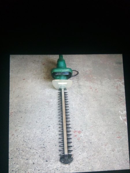 Taille haie filaire lame 70cm 710 watts