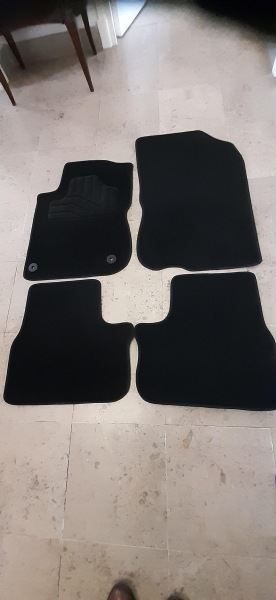 Tapis de voiture pour  peugeot 2008 année  2018