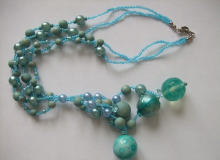 Joli collier perles turquoises tbe