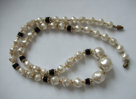 Superbe collier perles noir blanc forme originale