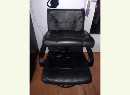 Fauteuil cuir et son pouf
