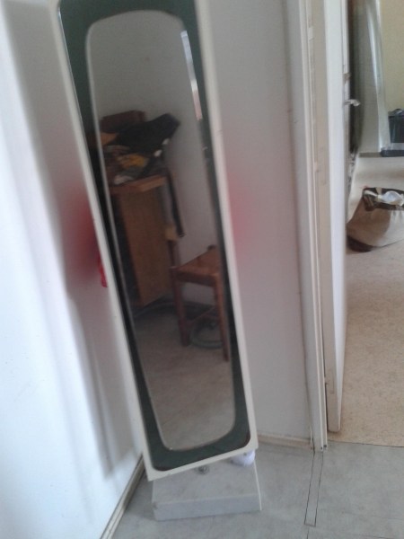 Grande miroir sur pied