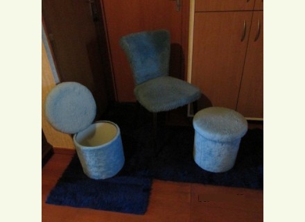 Chaise et poufs en fourru