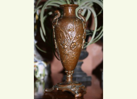 Ancien vase en bronze