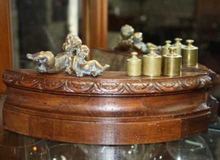 Ancien pr&eacute;sentoir en bois