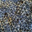 Tissu viscose imprimé léopard bleu, noir et gris