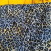 Tissu viscose imprimé léopard bleu, noir et gris pas cher